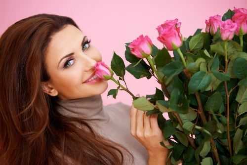 Women prefer Valentine cards to roses
