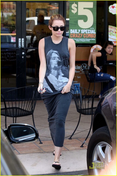 Miley Cyrus walks back to her car