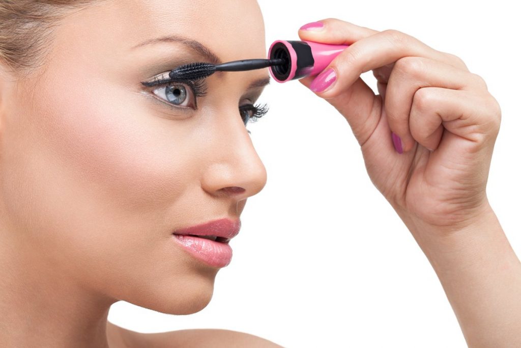 8 Helpful Tips for Applying Mascara