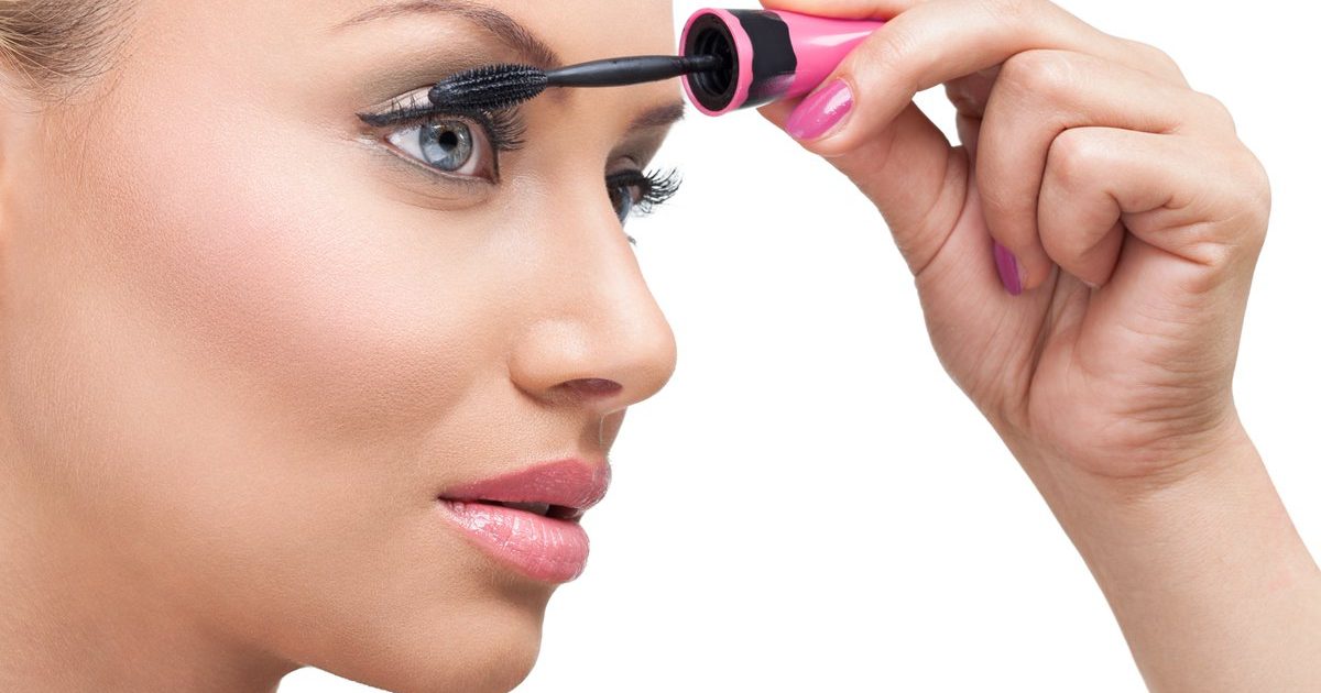 8 Helpful Tips for Applying Mascara