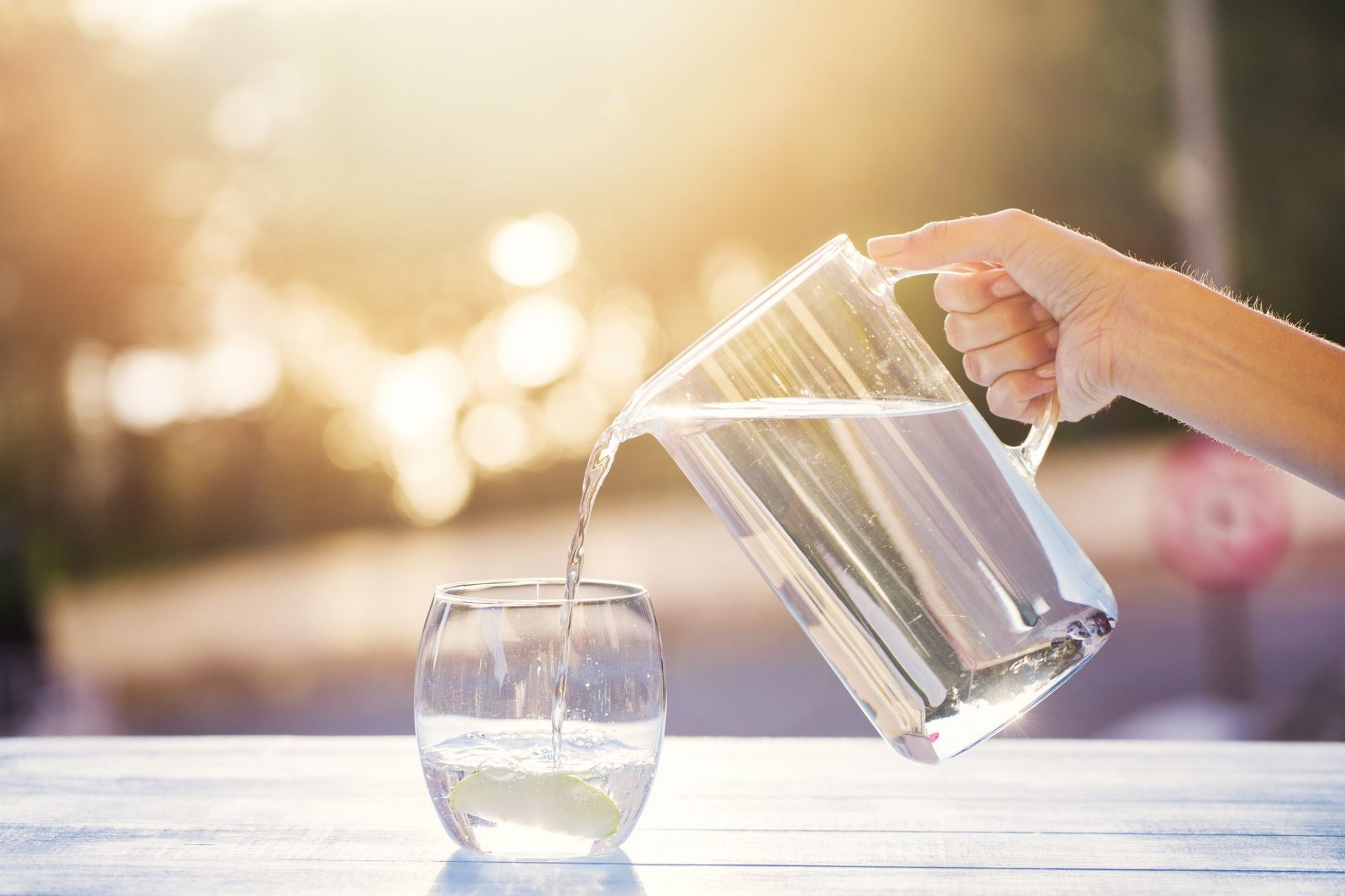 Take a glass. Наливают воду в стакан. Вода питьевая в стакане.