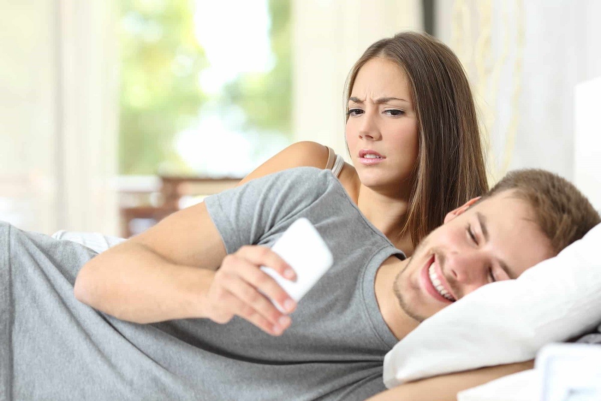 7 Signs Your Boyfriend is Having an Emotional Affair