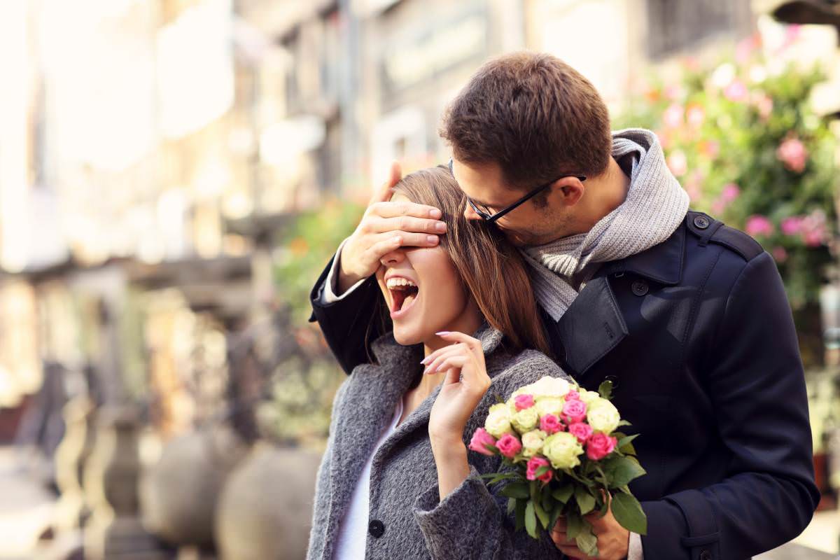 7 Ways to Know if Someone Loves You Romantically