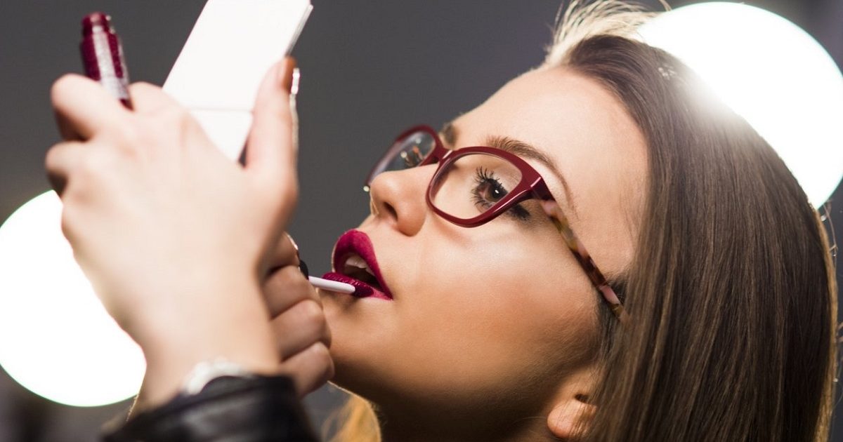 21 Makeup Tips For Girls Who Wear Eyeglasses 