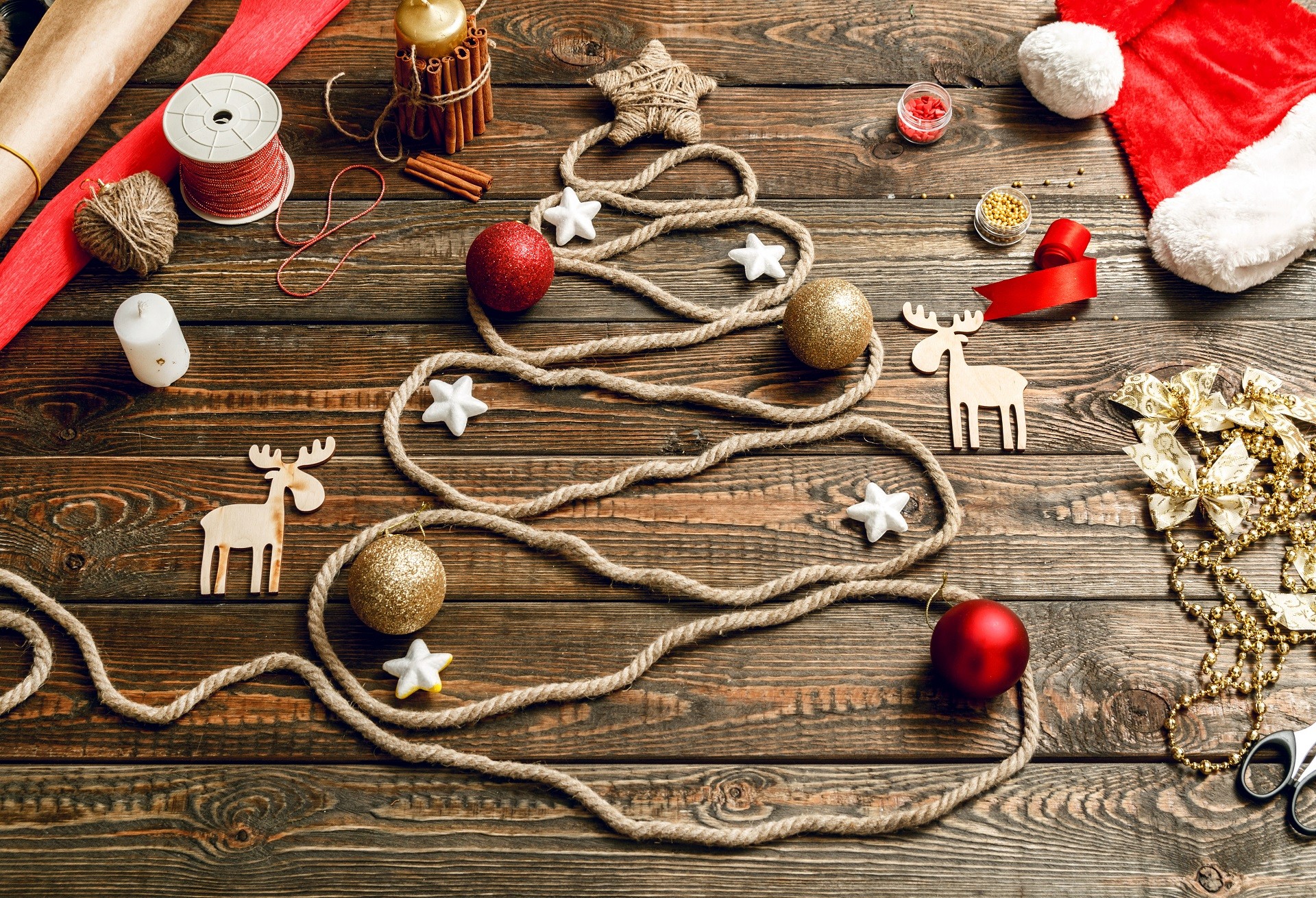5 Creative Ways to Save on Christmas Tree Decorations