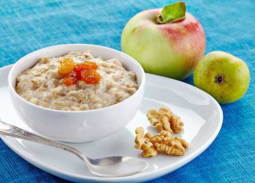 Oatmeal with walnuts and apples