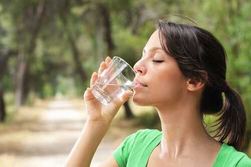 Drinking a full glass of water before eating