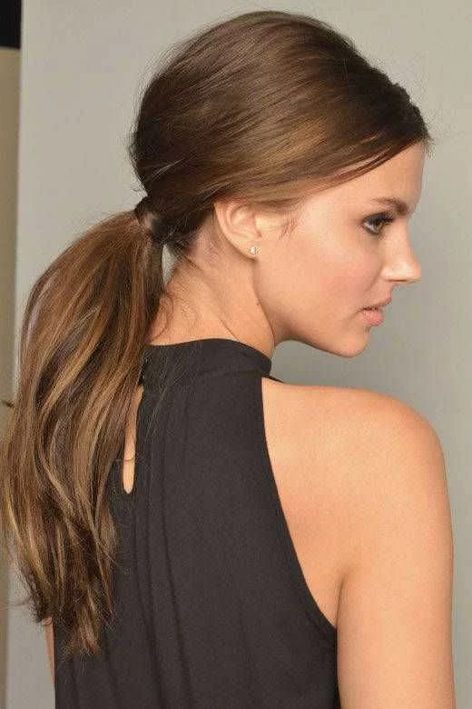 Simple knot ponytail
