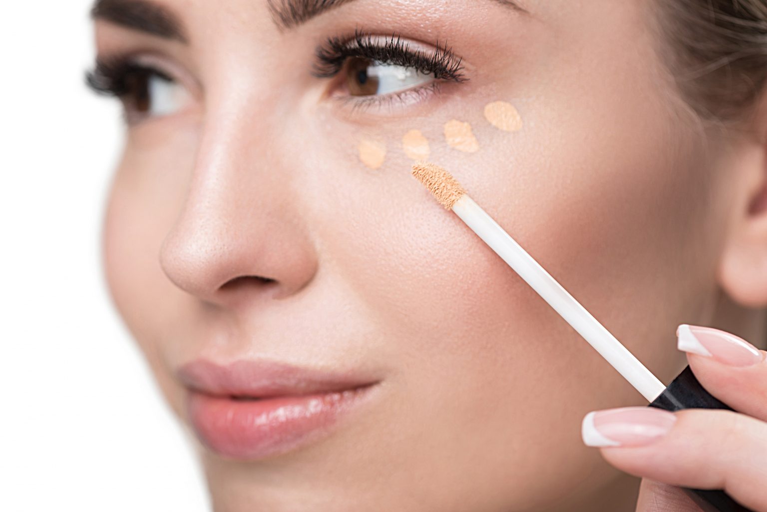 Как пользоваться консилером. Apply concealer. Как наносить консилер под глаза от синяков. Консилеры как скрыть мешки под глазами. Concealer woman.