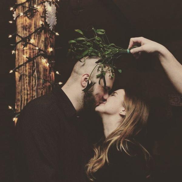 Kiss under mistletoe